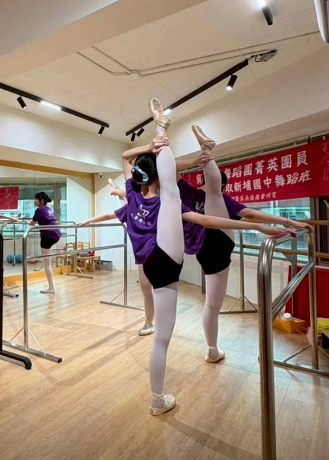 學員在教室中完成延伸動作,展現努力累積的成果