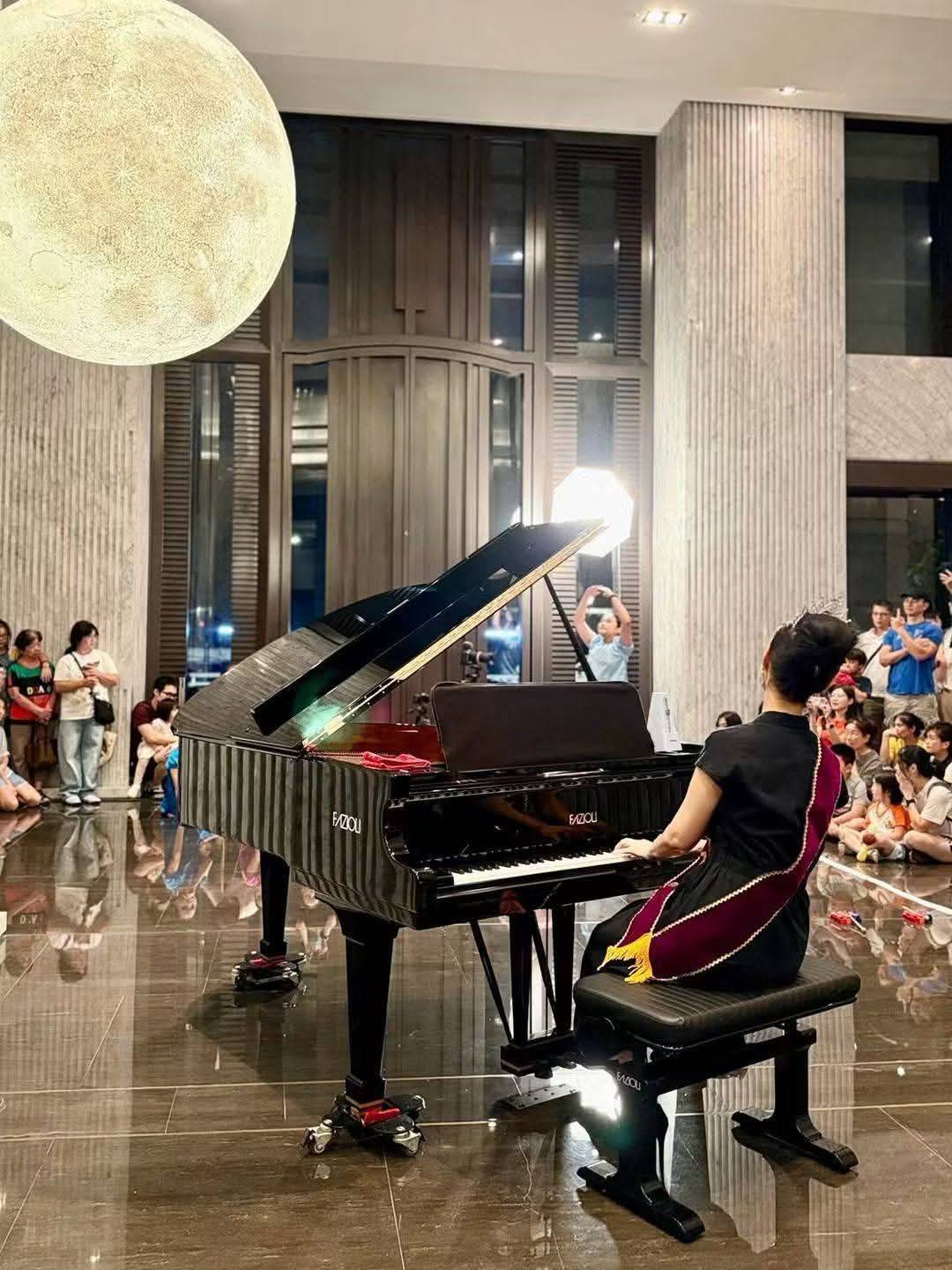 武凱蒂老師坐在平台鋼琴前現場演奏