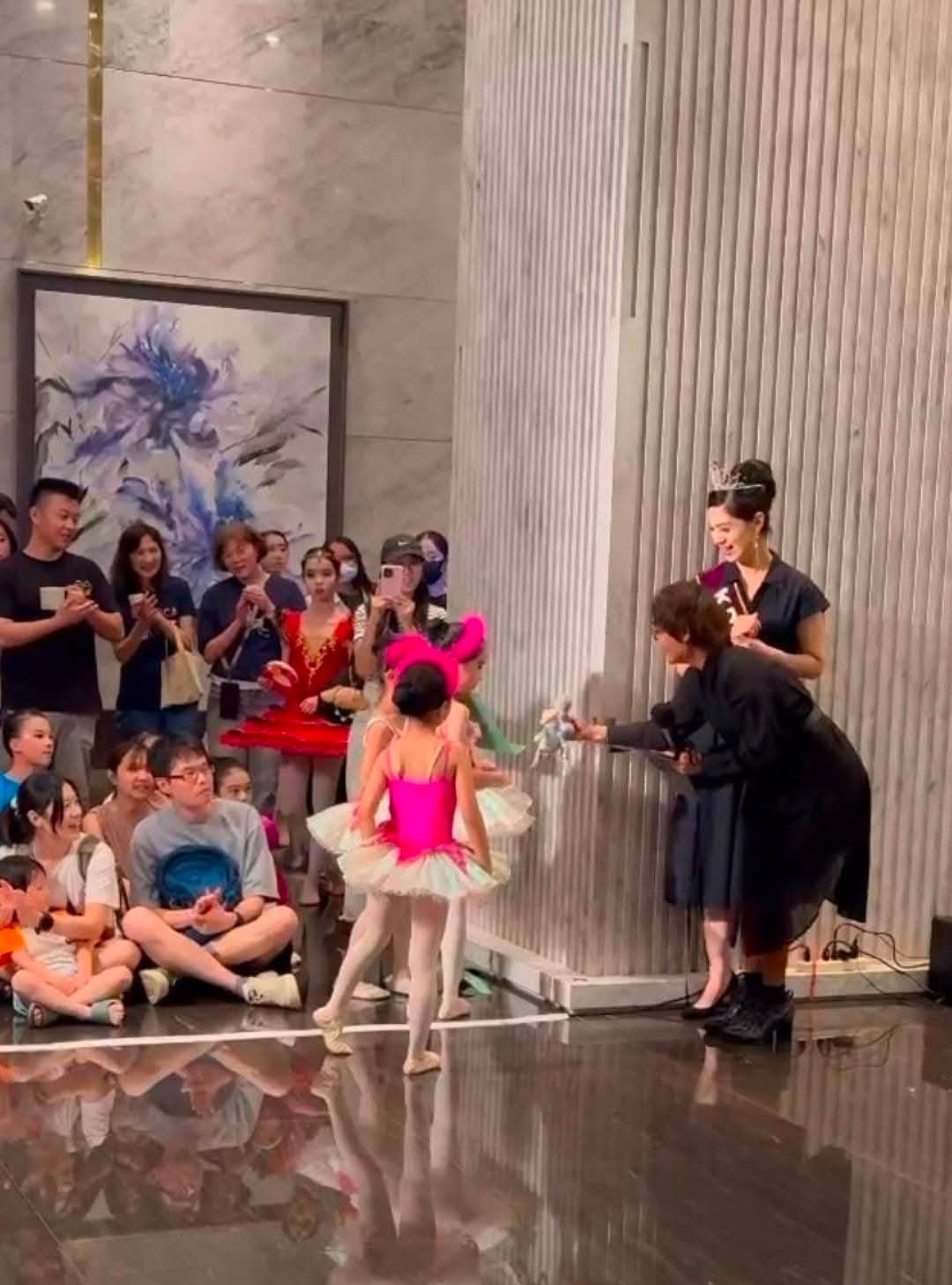 演出者與孩子在觀眾前分享心意