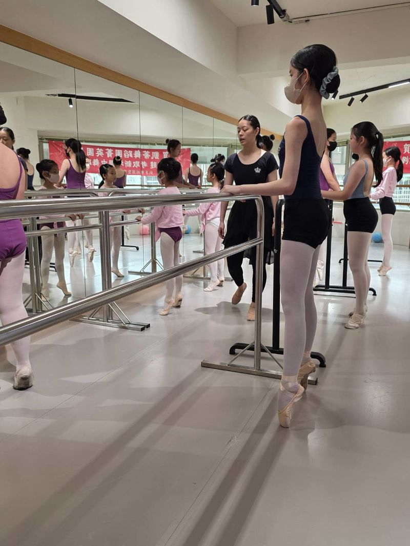 老師近距離指導幼兒手臂位置與站姿（暫用素材）